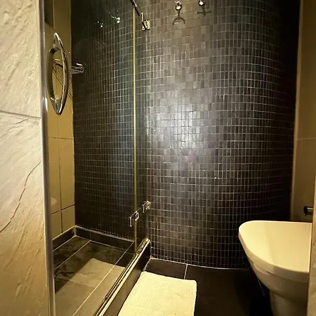 Daire 2br, 2ba, Ground Flr Of Historical Building, Galata