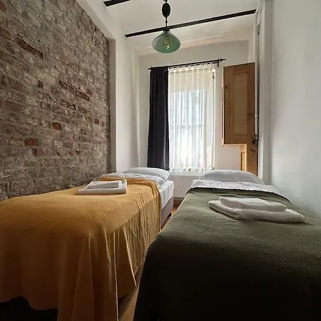 Appartement 2br, 2ba, Ground Flr Of Historical Building, Galata Istanboel